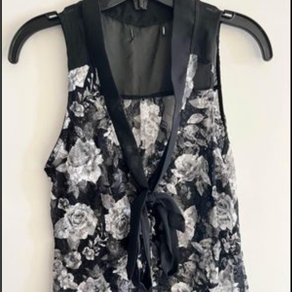 Black and white floral top - Picture 1 of 2